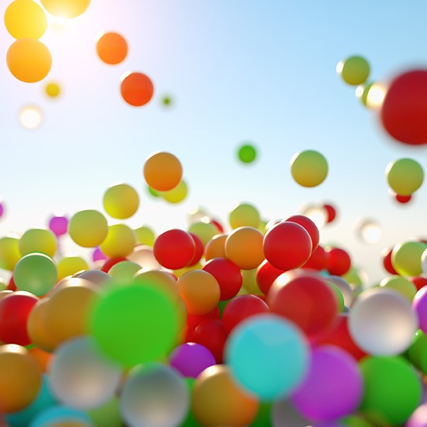 colorful bouncing balls outdoors against blue sunny sky Sådan får du mere tid til at gøre det, du ønsker - Workshop